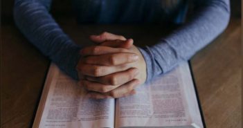 A la luz de la Palabra