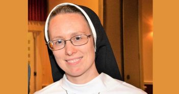 La virginidad de María no significa pasividad, significa libertad para asumir un papel importante en el plan de Dios. virginidad