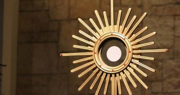 El Corazón de Jesús nos dice: «dame tus debilidades, dame tus pecados, yo perdono todo» debilidades